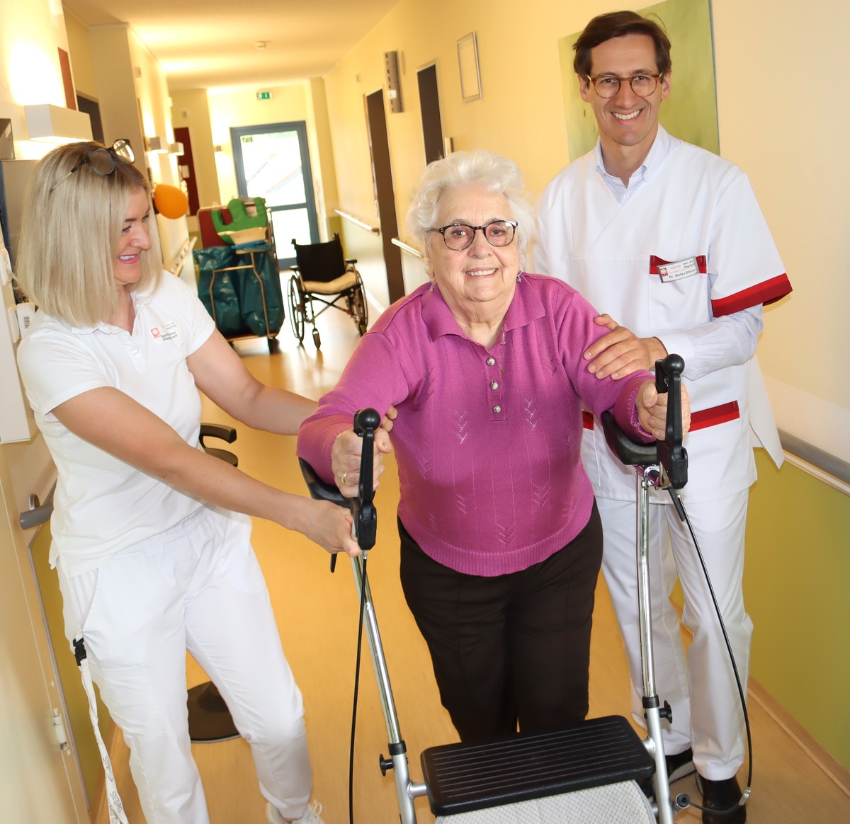 Auch die Mobilisation der Bewohnerin Therese Mahl geh�rte zu den Aufgaben von MdL Stefan Ebner, die er gemeinsam mit Pflegefachkraft Belinda Kufner erledigte