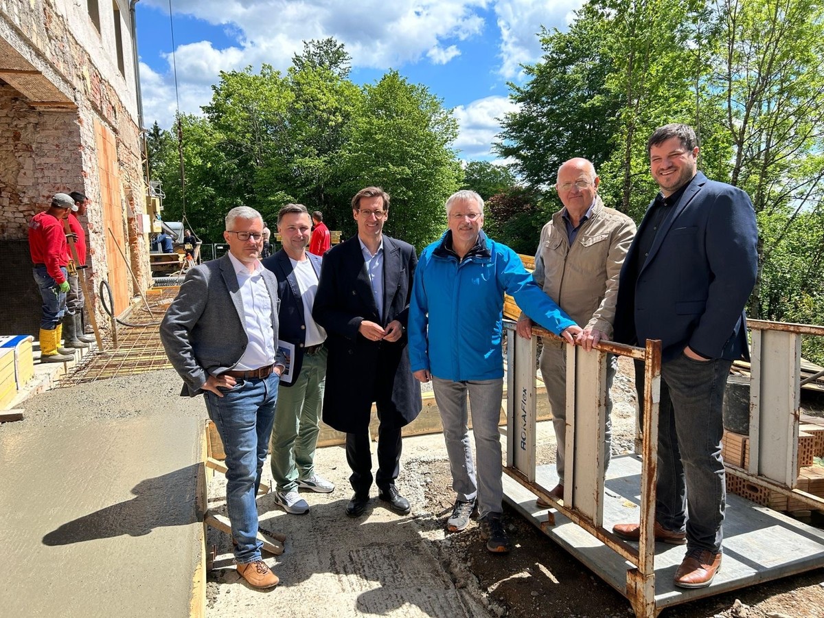 Der Beton flie�t im Hintergrund, davor v.li. GR Dr. Stefan Hundsrucker, Bgm. Marco Braml, MdL Dr. Stefan Ebner, GR Reinhard Gro�, Alois Weber und GR Markus Klessinger 