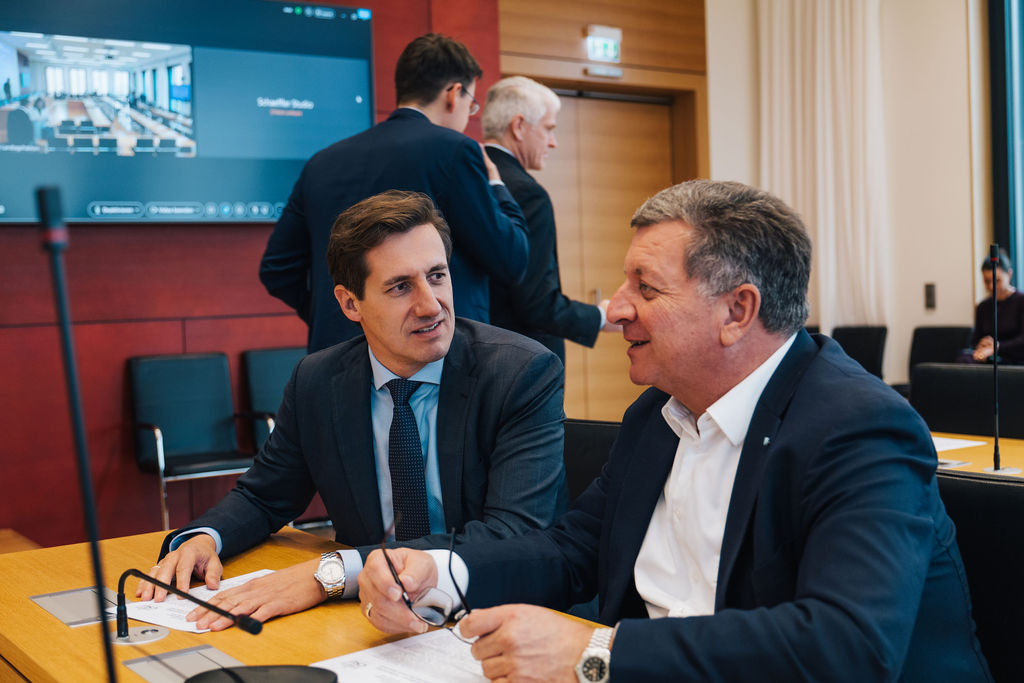 775.000 Euro aus dem Bayerischen Programm der St�dtebauf�rderung f�r f�nf Kommunen im Stimmkreis Regen, Freyung-Grafenau: MdL Dr. Stefan Ebner (links) mit Bauminister Christian Bernreiter.