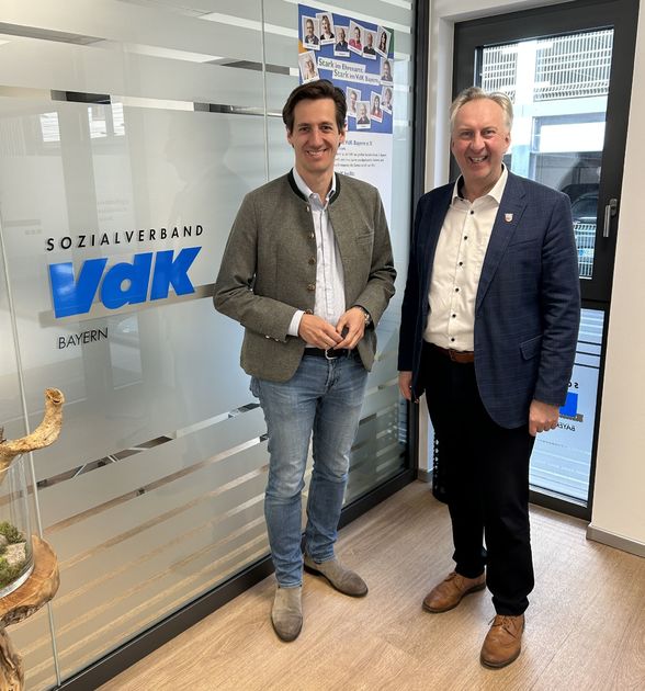 MdL Dr. Stefan Ebner (l.) im Austausch mit VdK-Gesch�ftsf�hrer Helmut Plenk. 