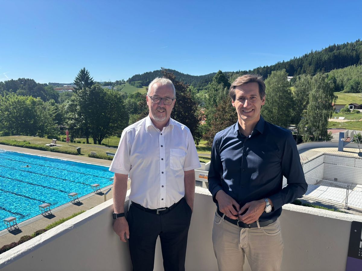 MdL Dr. Stefan Ebner (rechts) im Austausch mit B�rgermeister Hans Greil am Viechtacher Freibad � die anstehende Sanierung stand im Mittelpunkt des Ortstermins.