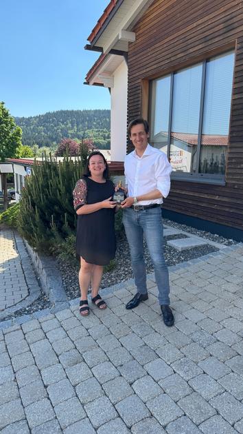 Landtagsabgeordneter Stefan Ebner �berreicht der neuen B�rgermeisterin Nadine Aulinger zum Start in das Amt eine Flasche Landtagswein.
