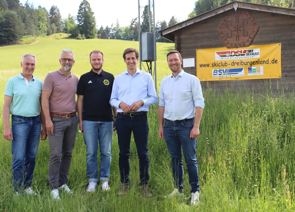 B�rgermeister Stefan Wagner (links) sowie die Skiclub-Funktion�re Daniel Schmidbauer und Simon Obermeier erl�uterten den Landtagsabgeordneten Josef Heisl (rechts) und Stefan Ebner die Pl�ne f�r einen Bikepark am Oberen Erlenberg in Thurmansbang.