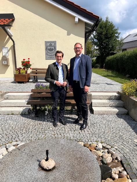 Gemeinsam f�r starke Kommunen: MdL Dr. Stefan Ebner (links) und B�rgermeister Stefan Kern tauschten sich im Bischofsmaiser Rathaus �ber Infrastruktur, Tourismus und die Herausforderungen der Gemeinde aus. 