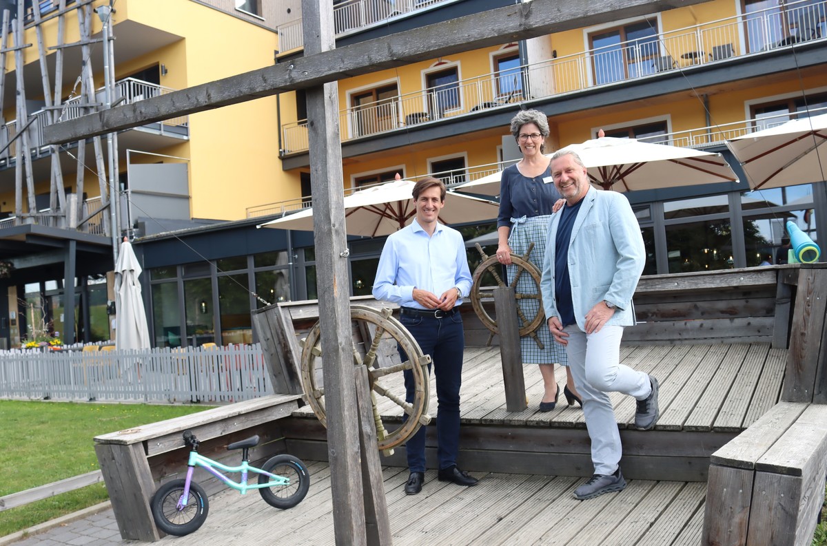 MdL Stefan Ebner (l.) beim Rundgang mit dem Hotelbetreiberehepaar Stefanie und Christian Burger im Familienhotel Landhaus zur Ohe.