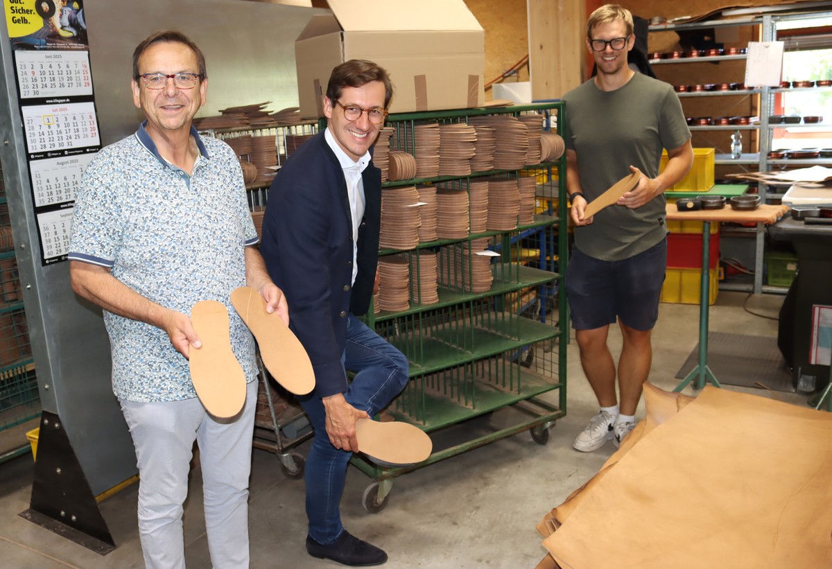 Michael Kilger (v.r.) erluterte seinen Besuchern, MdL Stefan Ebner und Brgermeister Franz Wittmann, dass Leder fr Schuhsohlen hauptschlich aus den Huten der Simmentaler Fleckviehrasse hergestellt wird.